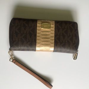 Michael Kors Jet Set Logo & Embossed-Wallet